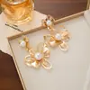 Pendientes de Metal Hueco con Flor y Perla de Industria Pesada Europea y Americana, Pendientes de Lujo Ligero con Sentido de Gama Alta, Pendientes de Moda Distintivos de Nicho