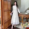 Vestido de renda de alta qualidade, elegante e gracioso, com decote redondo, adornos de miçangas, mangas compridas e cintura marcada, na cor damasco