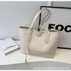 Bolsa Tote Tecida de Grande Capacidade Bolsa de Ombro Têxtil Feminina 2024 Nova Moda Elegante Bolsa Simples de Nicho para o Dia a Dia