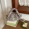 Bolso de mano de leopardo de moda transfronterizo 2026, un bolso de hombro y bolso cruzado versátil y moderno para otoño e invierno, perfecto para el trabajo y los desplazamientos