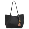 Bolso tejido retro 2026 de alta gama, nuevo diseño de moda, bolso de hombro de gran capacidad para ir al trabajo, bolso tote para debajo del brazo, estilo popular