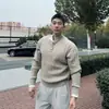 Suéter polo de inverno masculino moderno estilo americano com gola Henley, apresentando um padrão trançado na cor cáqui