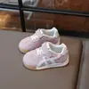Zapatillas Casuales Estilo Universitario para Niñas Verano 2025 Nuevas Transpirables Versátiles Ligeras Zapatos de Entrenamiento Alemanes Zapatos de Skate para Niños