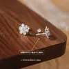 Uña de Oreja Simple de Plata de Ley S999 Flor de Loto Moda Femenina Versátil para Dormir Sin Quitar Uña del Cartílago de la Oreja Flor Tornillo Oreja