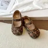 Novidade Verão 2026 Sapatos Rasos de Uma Tira para Meninas, Sapatos Mary Jane com Estampa de Leopardo, Sapatos Pequenos de Couro Versáteis e Fashion