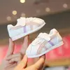 Tênis de bebê menina para primavera e outono, sapatos Cortez para crianças pequenas de 1 a 3 anos, sapatos brancos para bebês, sapatos de caminhada com sola macia antiderrapante