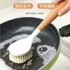 Com cabo longo, cabeça de espátula, escova de madeira maciça para panelas doméstica que não fica oleosa e não suja as mãos, um utensílio de cozinha para esfregar panelas e lavar louça