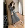 Conjunto Elegante de Blazer Cinza e Saia de Duas Peças para Mulheres 2026, Roupa de Primavera para Mulheres Baixas, Super Estiloso e Atraente