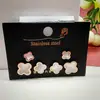Acero de Titanio Volumen de Carrera, Exquisitos y Compactos Tres Pares de Aretes de Trébol de Cuatro Hojas, Nueva Moda de Nicho, Aretes Versátiles y Simples