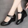 Novos Sapatos Femininos de Salto Anabela Outono 2026, Sapatos de Mãe com Tira Única e Solado Macio, Sapatos Femininos Confortáveis para Meia-Idade e Idosos