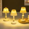 Lámpara de mesa pequeña creativa, luz nocturna LED, lámpara de mesa nórdica en miniatura, regalo de cumpleaños, adornos de escritorio, lámpara de ambiente