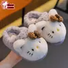 Chinelos de algodão autênticos da Hello Kitty para meninas, quentinhos para o inverno e com forro de fleece, sapatos de algodão da Hello Kitty para pais e filhos e bebês com calcanhares fechados