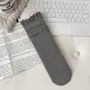 Novas meias de outono estilo ballet para mulheres, com acabamento em renda, um design moderno e versátil, construção sem costura, listras verticais e comprimento até a panturrilha, na cor cinza
