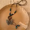 Collar Colgante de Cerámica y Madera Redondo con Mariposa Calada Cadena para Clavícula Estilo Étnico Chinoiserie Nuevo Collar de Nicho de Gama Alta