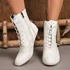 Botas de tornozelo com cadarço estilo britânico retrô transfronteiriças para mulheres, apresentando bico redondo, detalhes em relevo, zíper lateral, salto médio e design de bota Martin, disponíveis em tamanhos grandes para exportação e como calçados da moda