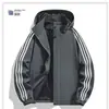 Chaqueta deportiva de tres rayas para primavera y otoño para hombres y mujeres, abrigo ligero casual con capucha, corte holgado, talla grande, ropa deportiva para correr