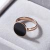 Anillo de concha negra redonda de moda japonesa y coreana, anillo de titanio simple de oro rosa versátil para mujer, joyería al por mayor