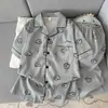 2026 Nuevo Estilo Coreano Lujo Ligero Pijama de Algodón Nube con Letras para Hombre, Verano Manga Corta Pantalón Largo Cárdigan Ropa de Casa