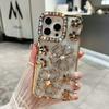Funda para iPhone 15 con diseño de flor de diamante, chapada en oro de 13 quilates, compatible con el iPhone 12 Pro Max. Disponible en Amazon.