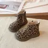 Botas Curtas para Meninas 2026 Outono Novo Infantil Estampa de Leopardo Versátil Retrô Botas Estilosas Solado Macio Botas Martin para Meninas Pequenas