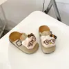 Lindos zapatos de mujer estilo Birkenstock de dibujos animados, nueva colección primavera/otoño 2026, sandalias sin cordones con lazo y diseño de pez gato, disponibles en estilos a juego para padres e hijos