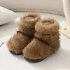 Botas de novo estilo Outono/Inverno 2026, botinhas femininas com forro de fleece, versáteis de corte baixo, felpudas, com sola plana, espessadas