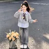 Conjunto de Dos Piezas para Niñas de Estilo Coreano para Primavera y Otoño: Sudadera a Rayas con Bloques de Color y Cuello Solapa y Jeans Retro de Moda