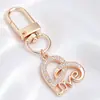 Lujo Ligero Chapado en Oro Full Diamante Charm Hebilla en Forma de D Colgante Hueco en Forma de Corazón Accesorios para Bolsos Llaves Fábrica Stock Mayorista