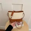 Bolsa de palha trançada da moda para mulheres, nova coleção 2026, bolsa de ombro versátil com blocos de cor e design de corrente de alta qualidade para usar na transversal.