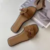 2025 Nova Fivela de Cinto de Metal Chinelos para Mulheres Verão Roupas de Fora Sapatos Baixos Sandálias da Moda Bico Quadrado Solado Macio Chinelos Femininos