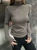 Camiseta listrada de manga longa com gola alta para mulheres, novo suéter de tricô estiloso para outono e inverno de 2026, blusa de base