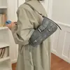 Bolsa de ombro moderna e estilosa, bolsa baguette casual e texturizada, nova coleção 2026, bolsa de ombro fashion e versátil, bolsa transversal feminina
