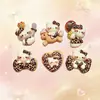 Gravata borboleta de desenho animado estampa de leopardo gatinho acessórios de resina DIY grampos de cabelo cola de creme feitos à mão, elásticos de cabelo, chaveiros e acessórios para copos de água