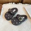 Sapatos Peludos de Bolinhas para Meninas para Uso Externo 2026 Outono/Inverno Novo Estilo Solado Macio Antiderrapante Pantufas Quentes para Meninas para Uso Interno e Externo