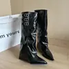 Botas longas de salto alto bico fino com fivela de cinto, moda retrô feminina emagrecedora outono salto plataforma botas de motociclista