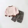 Conjunto de Dos Piezas con Estampado de Gatito de Dibujos Animados Otoñal para Bebé Niña, Top de Cuello Redondo, Pantalones Largos con Estampado de Leopardo para Bebé, Atuendo Elegante