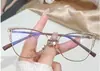 Armazón de Gafas Cat-Eye con Incrustaciones de Diamantes de Nuevo Estilo para Mujer, Gafas Planas Decorativas de Metal a la Moda, Gafas de Color Cambiante Anti-Luz Azul de Comercio Exterior Transfronterizo