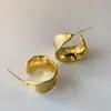 Brincos de Argola C-Shaped Dourados Foscos Escovados Casuais, Brincos Geométricos Largos Foscos da Moda Personalizados, Brincos de Design de Nicho