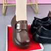 Mocasines de plataforma de moda estilo británico para mujer, nueva colección otoño 2026, con suelas gruesas, cuero suave y cierres de velcro versátiles para un uso diario cómodo.