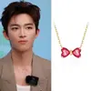 Collar Estilo Wang Xingyue Colgante Mini Lazo Rojo Sentido de Diseño Nicho Cadena Dorada Elegante para Clavícula para Hombres y Mujeres