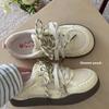 Sapatos Casuais Respiráveis de Malha para Mulheres Verão 2025 Novos Versáteis Esportivos de Nicho Sapatos Brancos de Sola Grossa para Mulheres