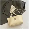 Bolsa de Mão Feminina Retrô para Deslocamento Verão 2025 Nova Grande Capacidade Bolsa Tote Bolsa Transversal Moda Coreana