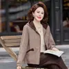 Elegante abrigo de otoño para mamás, con diseño de capucha, hecho de lana, perfecto para mujeres de mediana edad y mayores, ofreciendo un look casual pero elegante y sofisticado para otoño e invierno