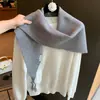 Nueva colección de otoño e invierno: Bufanda triangular de alta gama para mujer, con un diseño relajado y elegante, de corte irregular y que proporciona calidez como capa exterior.