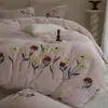 Conjunto de Quatro Peças de Leite Fleece de Alto Peso Totalmente Fosco Estilo Creme Bordado de Alta Qualidade Capa de Edredom Lençol com Elástico Roupa de Cama