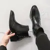 Os populares e modernos sapatos masculinos de couro da Amazon para exportação, com designs de cano alto e saltos altos, são um item essencial para vendas transfronteiriças.