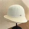 Sombrero de Pescador Simple de Lana Tejida Estilo Coreano para Mujer, Ala Plegable, Calidez Otoño/Invierno, Hace que la Cara Parezca Más Pequeña, Logo Metálico, Estilo Nuevo, Sombrero de Pescador Versátil