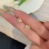 Brincos de Tarraxa Coração de Lua com Diamantes Cintilantes para Mulheres Pequenos Fofos Simples Exquisitos Versáteis Nicho Sensação de Alto Padrão Joia de Orelha de Luxo Leve