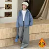 Conjunto de Ropa para Niñas Otoño Invierno 2026 Estilo Nuevo Niños Medianos y Grandes Moda Elegante Sudadera con Capucha de Felpa Plus Pantalones Grises Conjunto