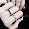 Son anillos de pareja negros o blancos para hombres y mujeres diseño de nicho ins anillos a juego de alta gama minimalistas anillo abierto estilo frío